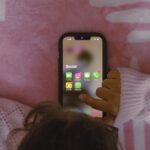 A geração Z, formada por jovens nascidos a partir dos anos 2000, está no centro de uma crise emocional crescente. Em seu livro "A Geração Ansiosa", o psicólogo social Jonathan Haidt revela como a hiperexposição digital, o excesso de proteção e a cultura da evitação da dor emocional estão contribuindo para o aumento da ansiedade, depressão e baixa resiliência entre os jovens. Psicólogos e educadores apontam que, além das redes sociais, os atuais modelos educacionais não oferecem suporte emocional suficiente, focando apenas em desempenho. A fragilidade emocional da geração Z não é uma falha pessoal, mas o reflexo de uma sociedade que negligencia o enfrentamento saudável de frustrações. O caminho para reverter esse cenário passa por limites no uso de telas, convivência real e um novo olhar para a educação emocional. O post propõe uma reflexão profunda sobre como podemos fortalecer uma geração que cresceu conectada, mas emocionalmente vulnerável.